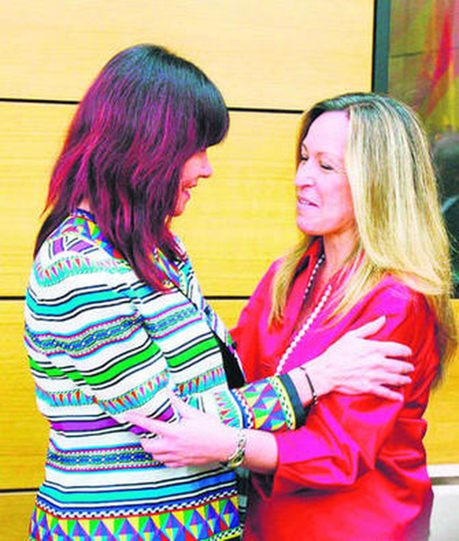 Micaela Navarro saluda a Trinidad Jiménez en una reunión del Consejo Interterritorial de Dependencia.