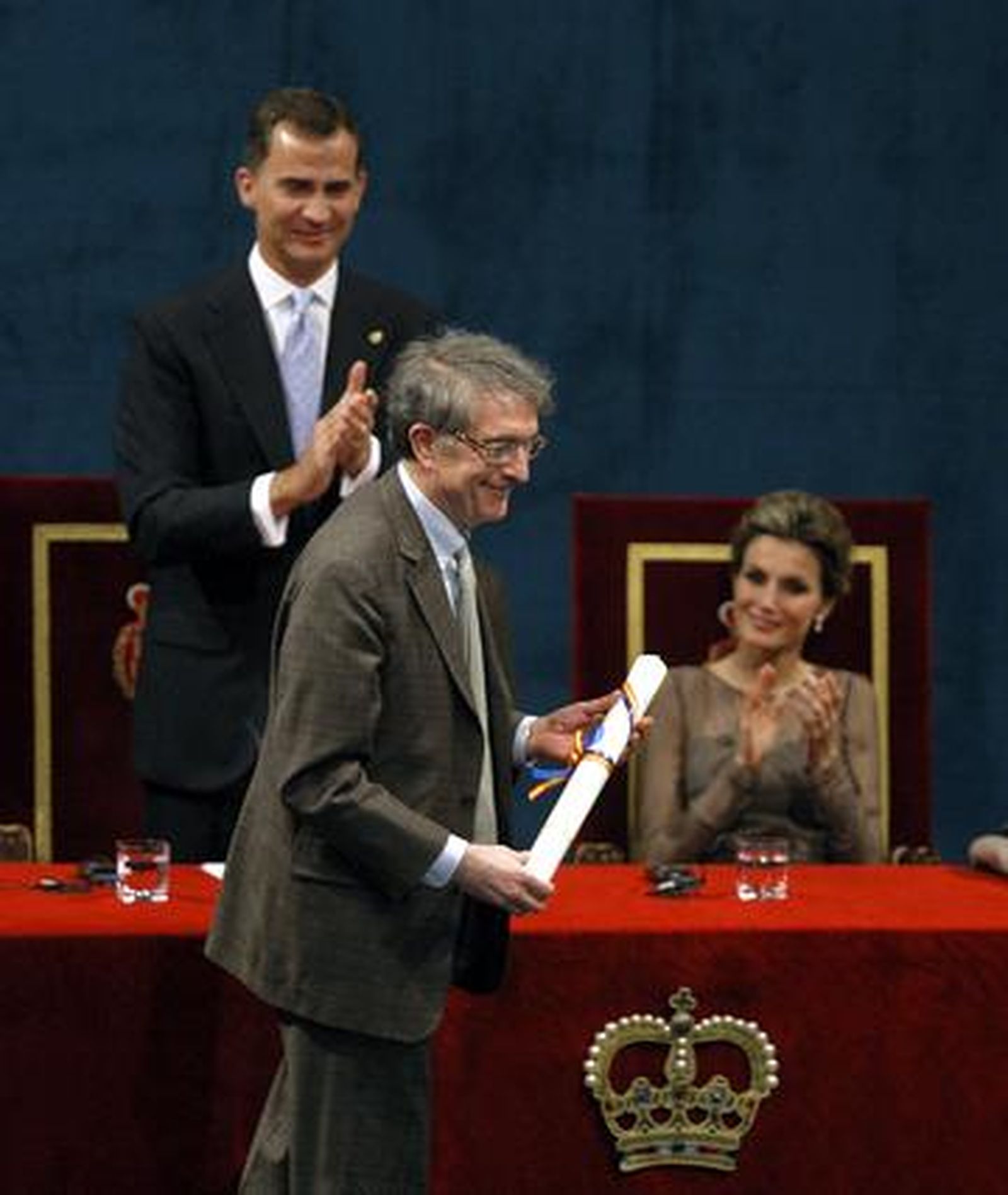 El psicólogo estadounidense Howard Gardner recoge su galardón en la categoría de Ciencias Sociales. / EFE