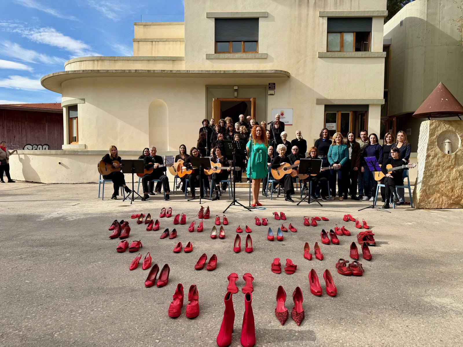 Zapatos rojos en homenaje a las víctimas de la violencia de género