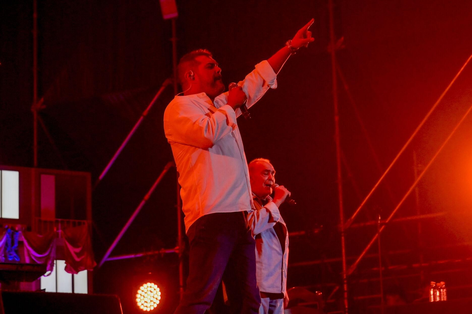Así fue el concierto, bajo la lluvia, de Los Chichos en Granada