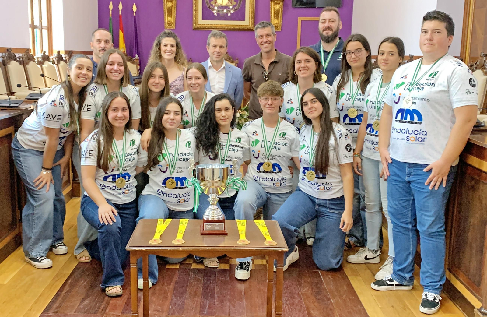 El plantel del Jaén Rugby, en la recepción en el salón de plenos junto a Julio Millán y Beatriz López.