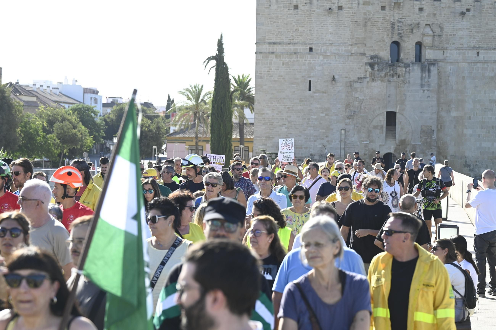 La manifestación de los bomberos forestales en Córdoba, en imágenes