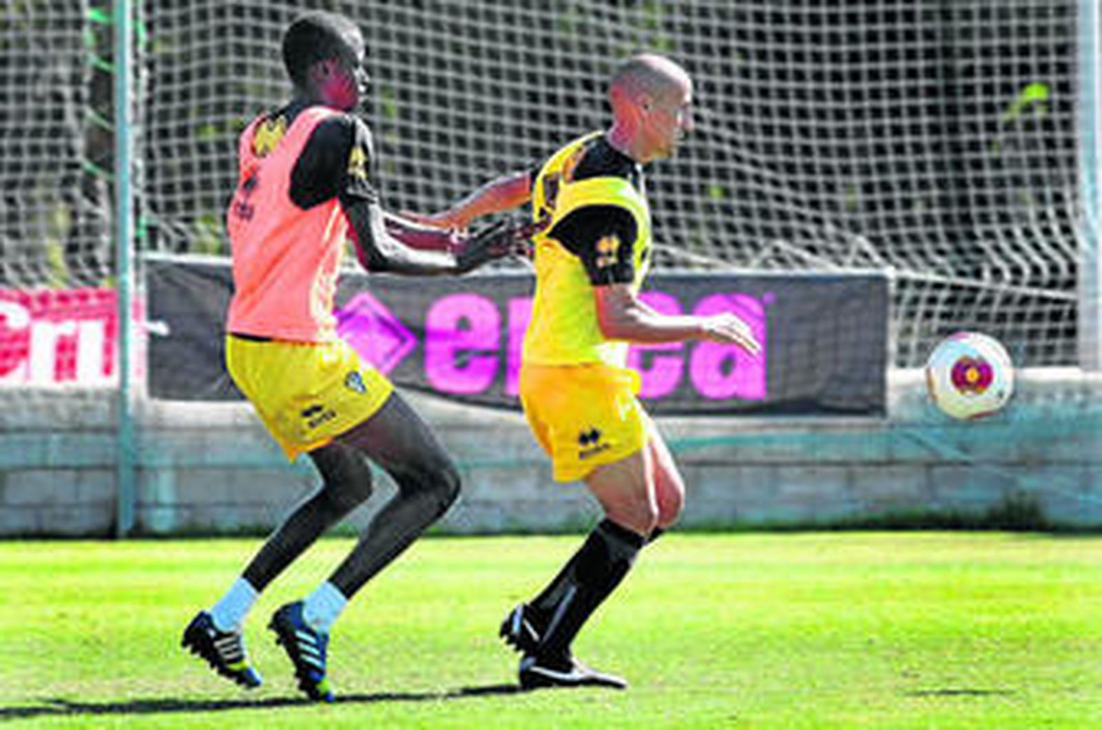 Jorge Luque (d), con el balón, es perseguido por Abdoulaye Fall en un entrenamiento.