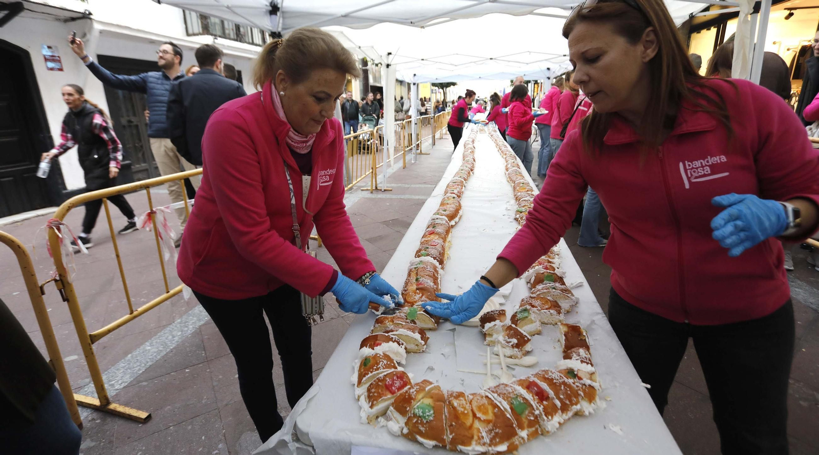 Fotos del roscón de Reyes solidario de Apymeal en Algeciras