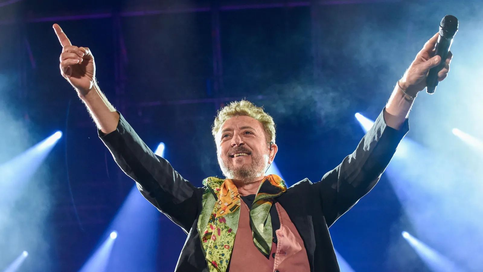Manolo García celebra su legado musical sobre el escenario sevillano.