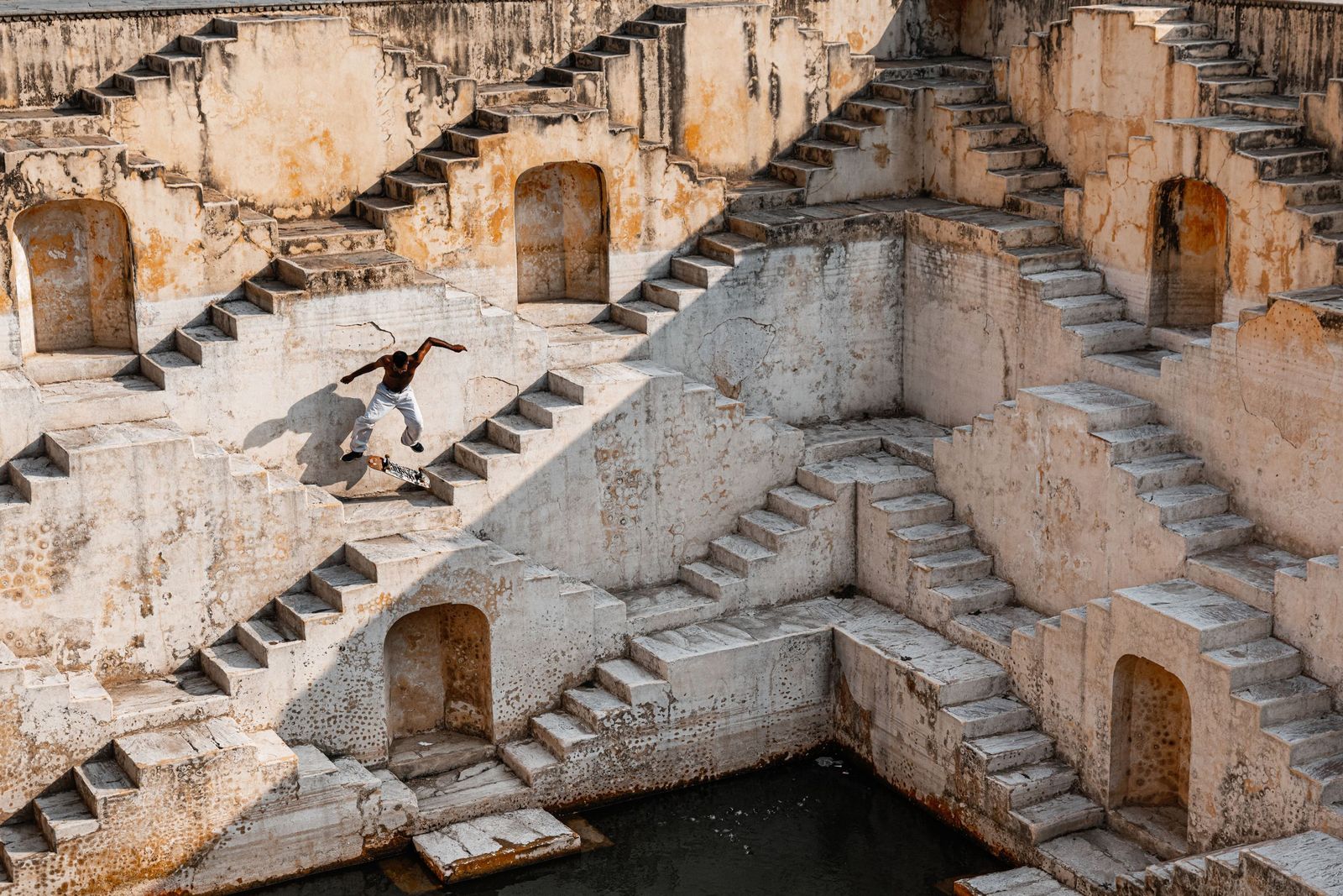 Martin Bissig - Urban & Extreme - Kickflippin' India