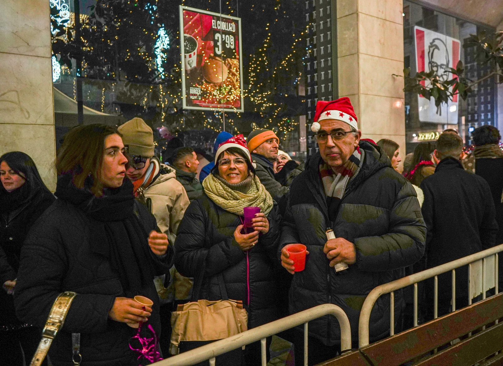 Así se vivieron las campanadas en la Plaza del Carmen de Granada: uvas y fiesta para recibir a 2024