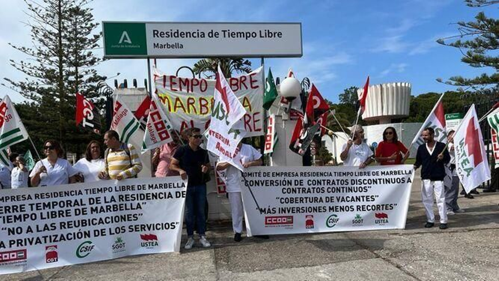 Una concentración celebrada por la plantilla de la Residencia de Tiempo Libre de Marbella.