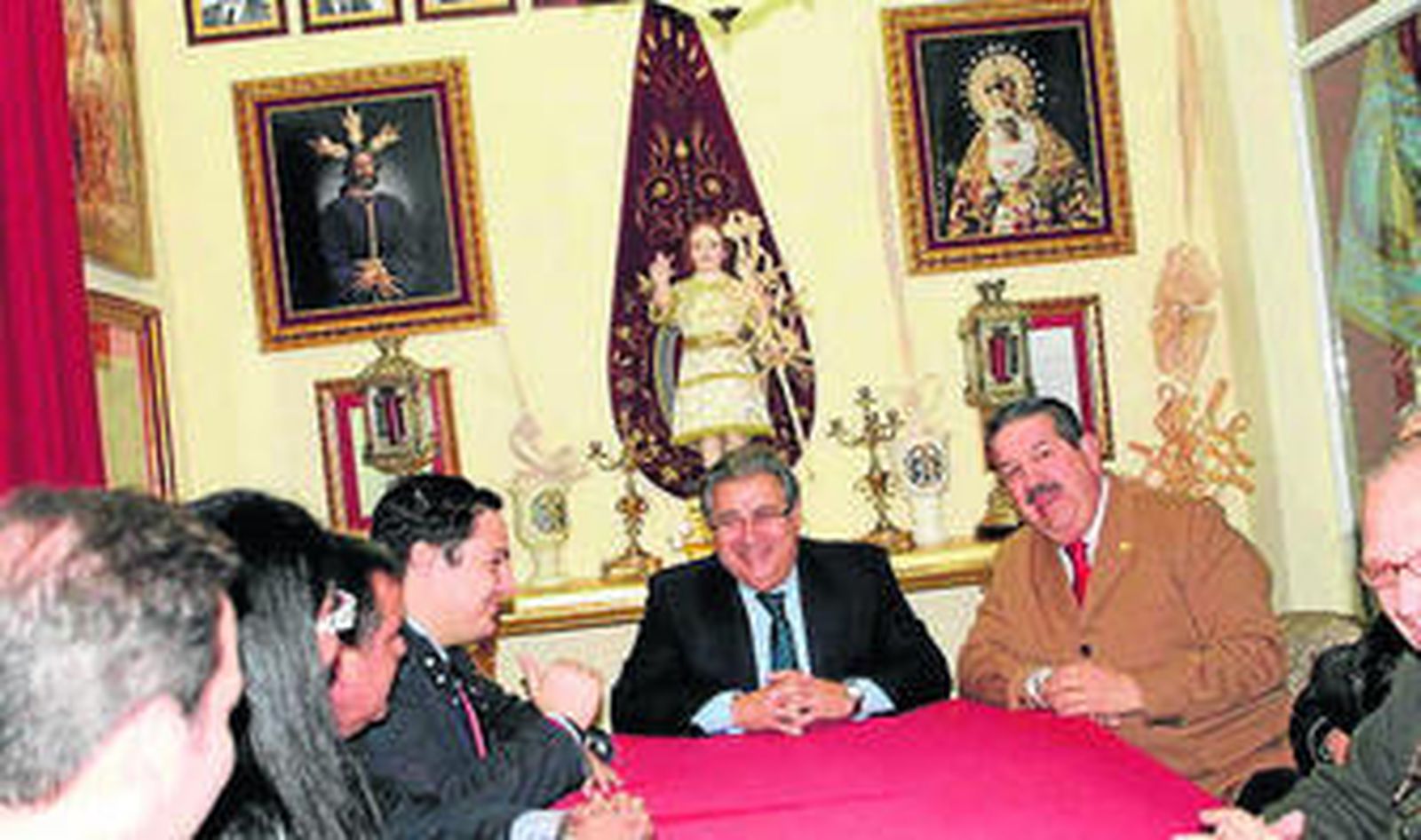 El alcalde junto al hermano mayor de Santa Genoveva.