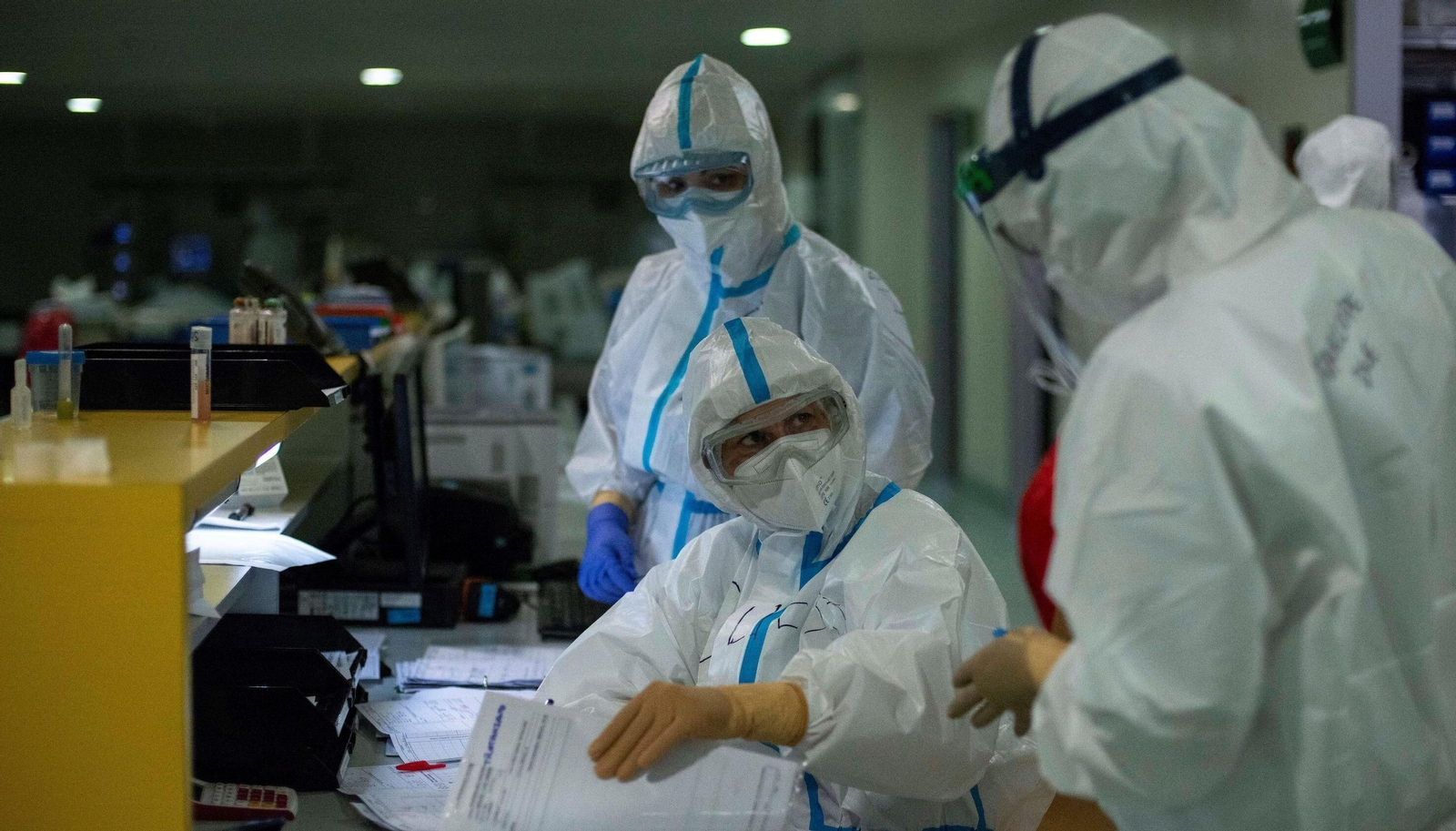 Varias profesionales sanitarias consultan un informe.