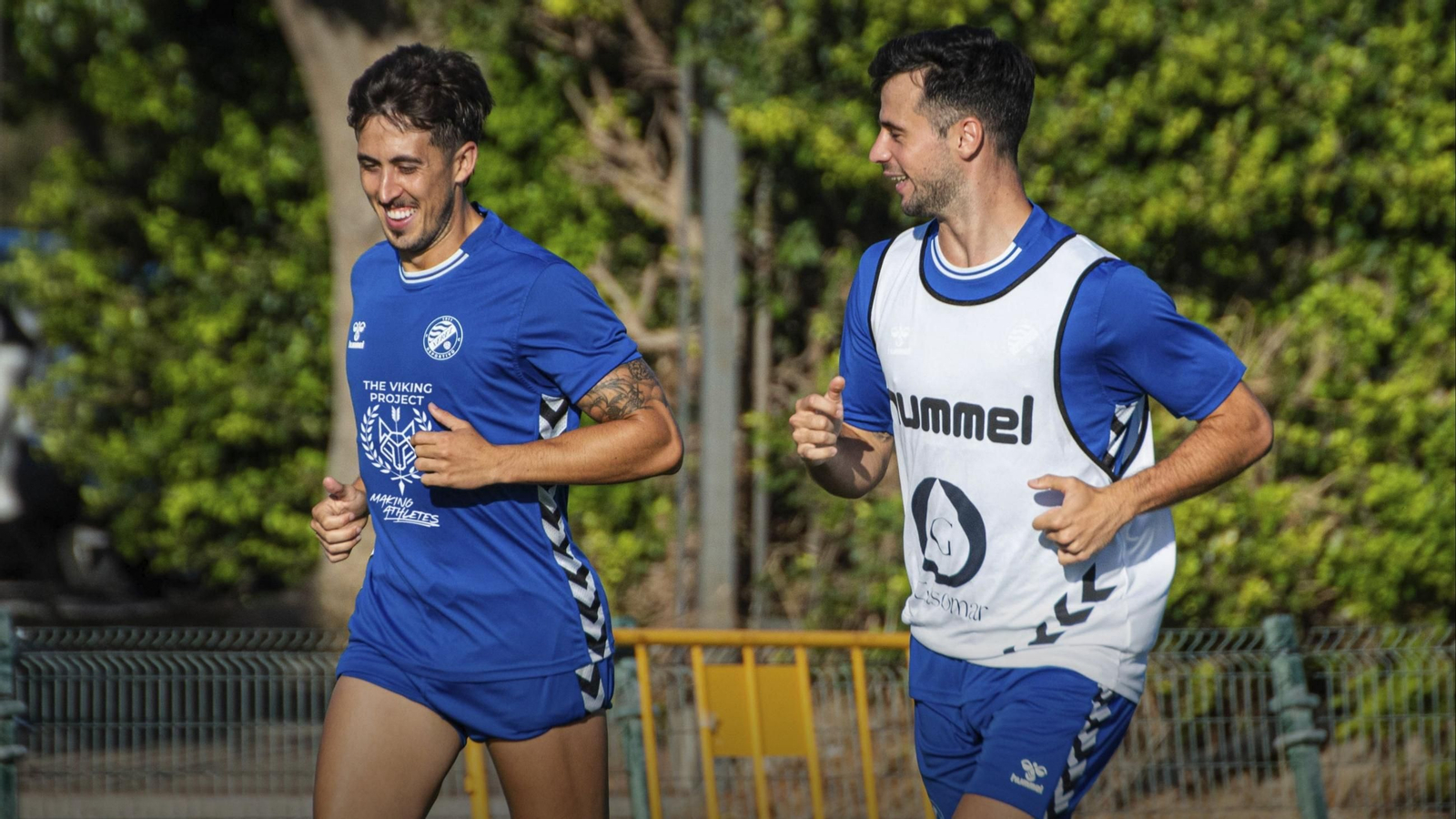 Marcelo corre junto a Curro Rivelott en el entrenamiento de este domingo en el Pepe Ravelo.