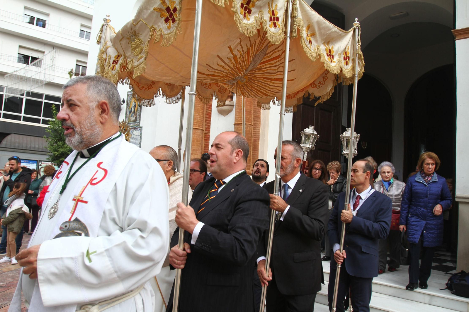 Procesión Solemne  de la Hermandad de La Vera Cruz, con el Santísimo Sacramento.