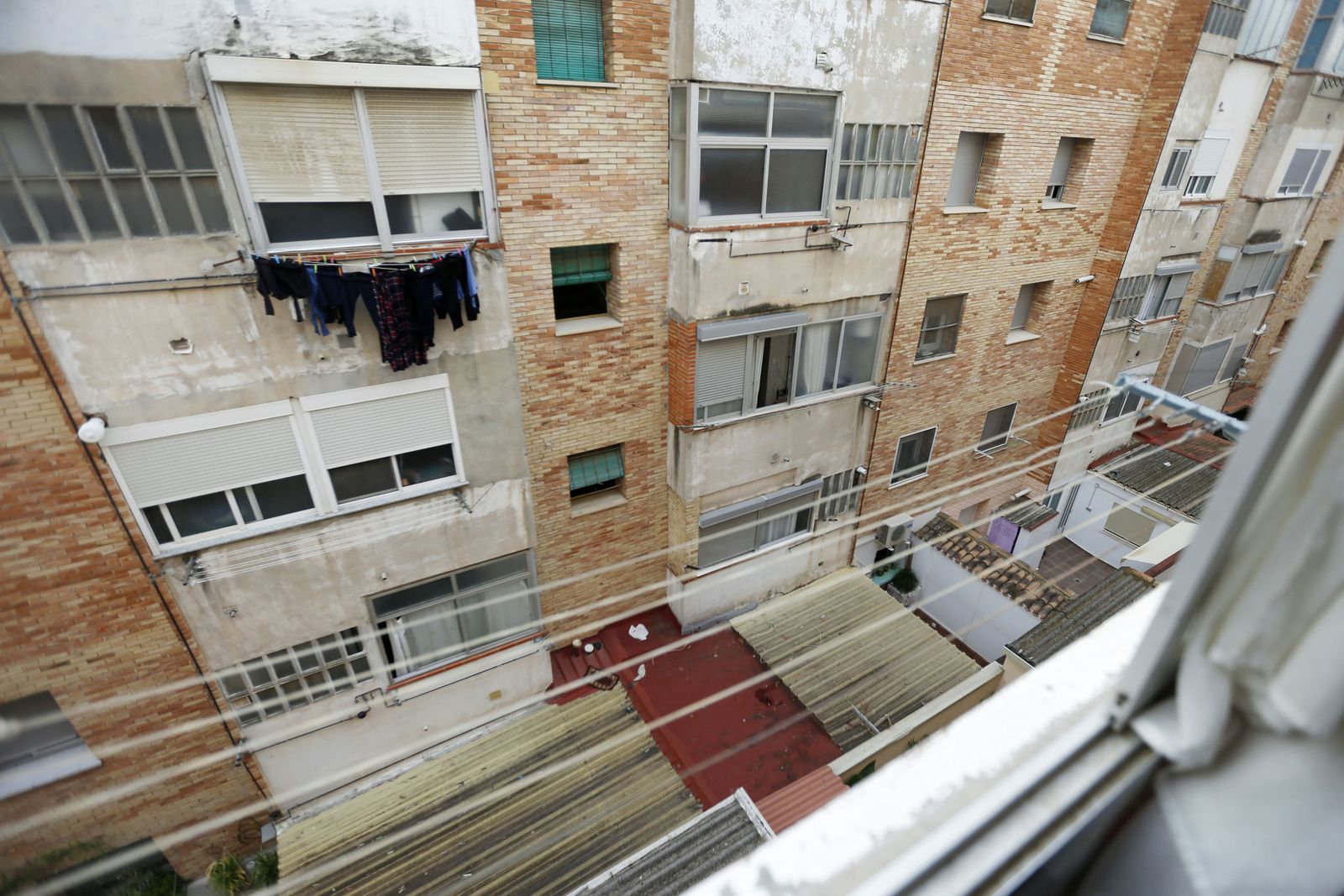 Patio por el que se lanzó el agresor.