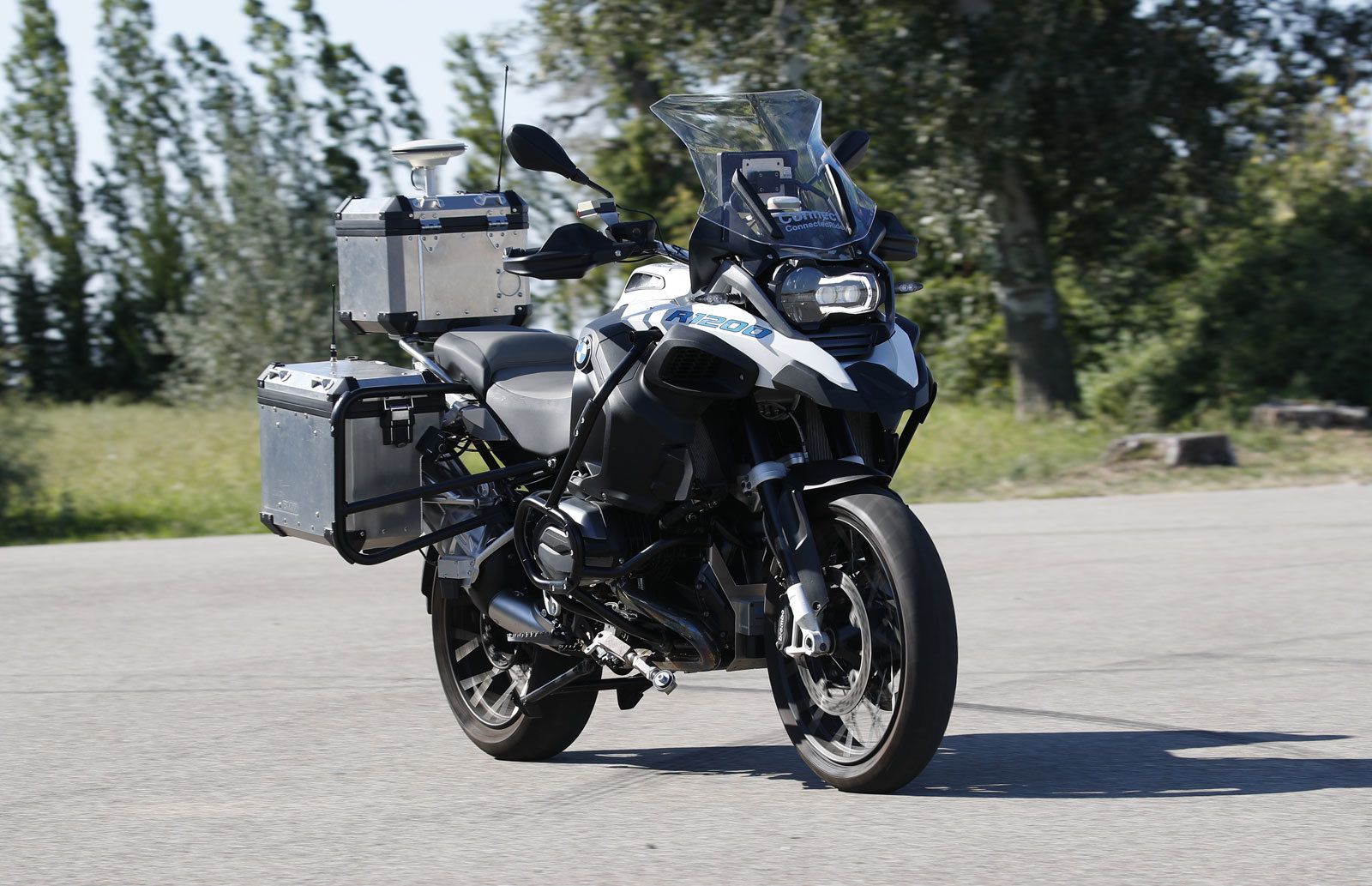 ¡Atención! Esta motocicleta ya conduce sin piloto, completamente sola…