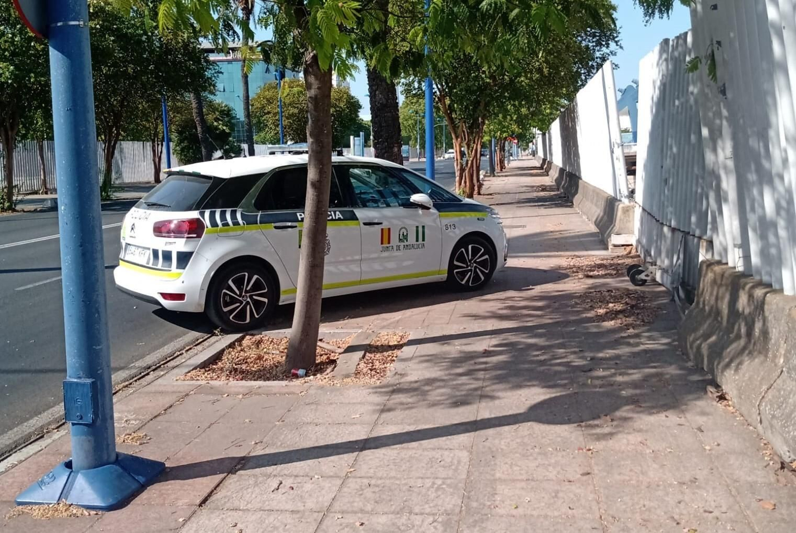 Un patrullero de la Policía Autonómica hizo un informe de la zona ocupada y de la familia este miércoles.
