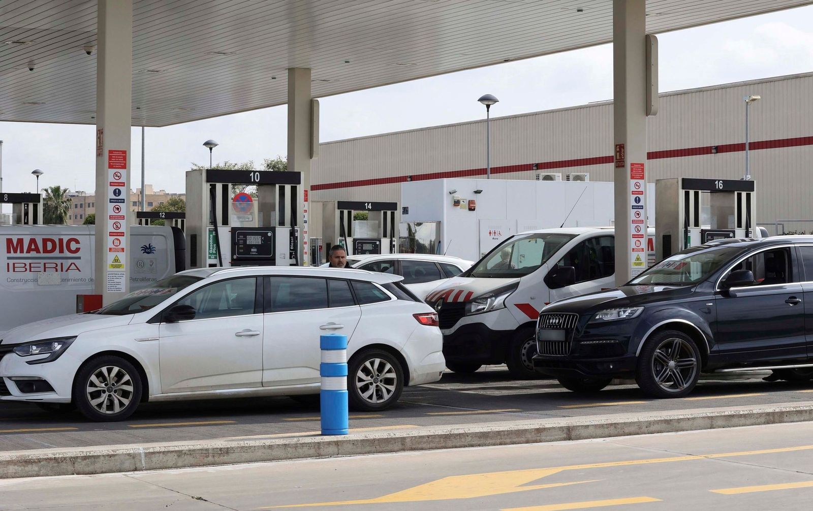 Imagen de una gasolinera en Sevilla