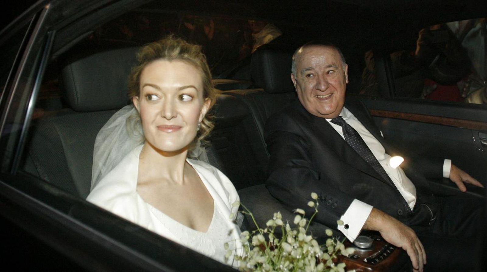 Marta Ortega, a su llegada a su boda con su padre y padrino, Amancio, dueño de Inditex.