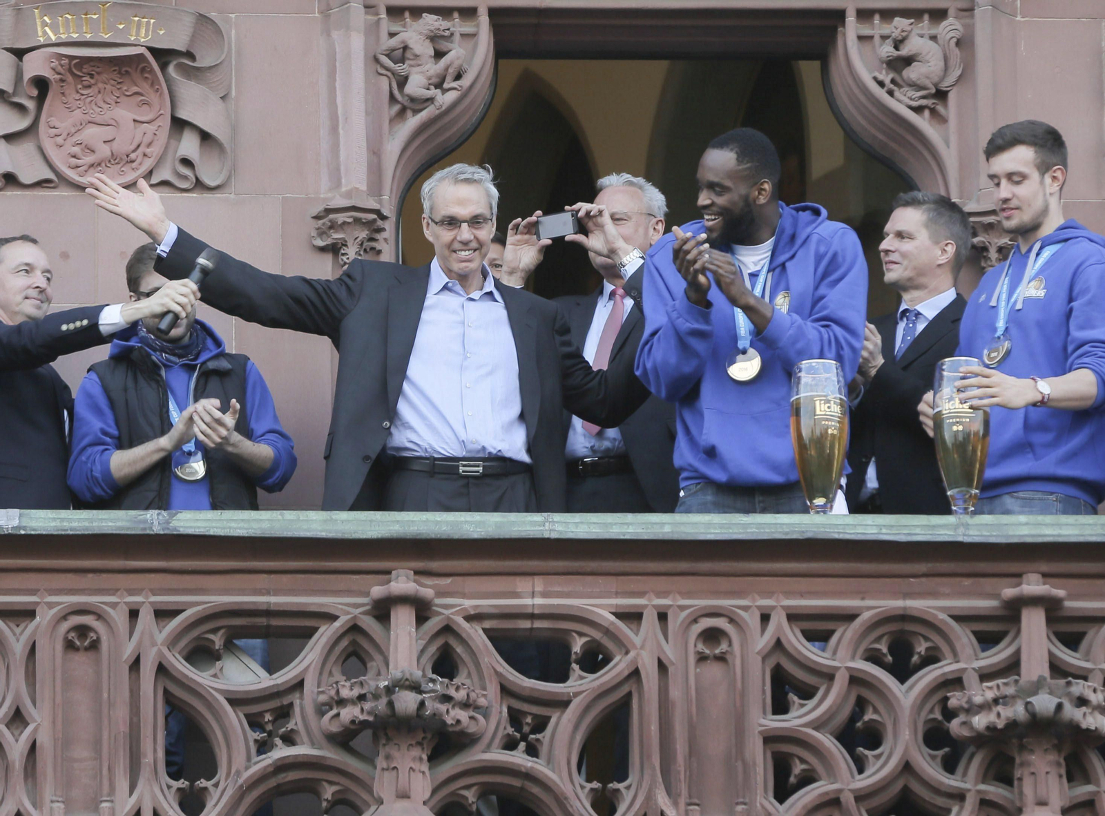 Gordon Herbert, tras ganar en 2016 la FIBA Europe Cup en Frankfurt.