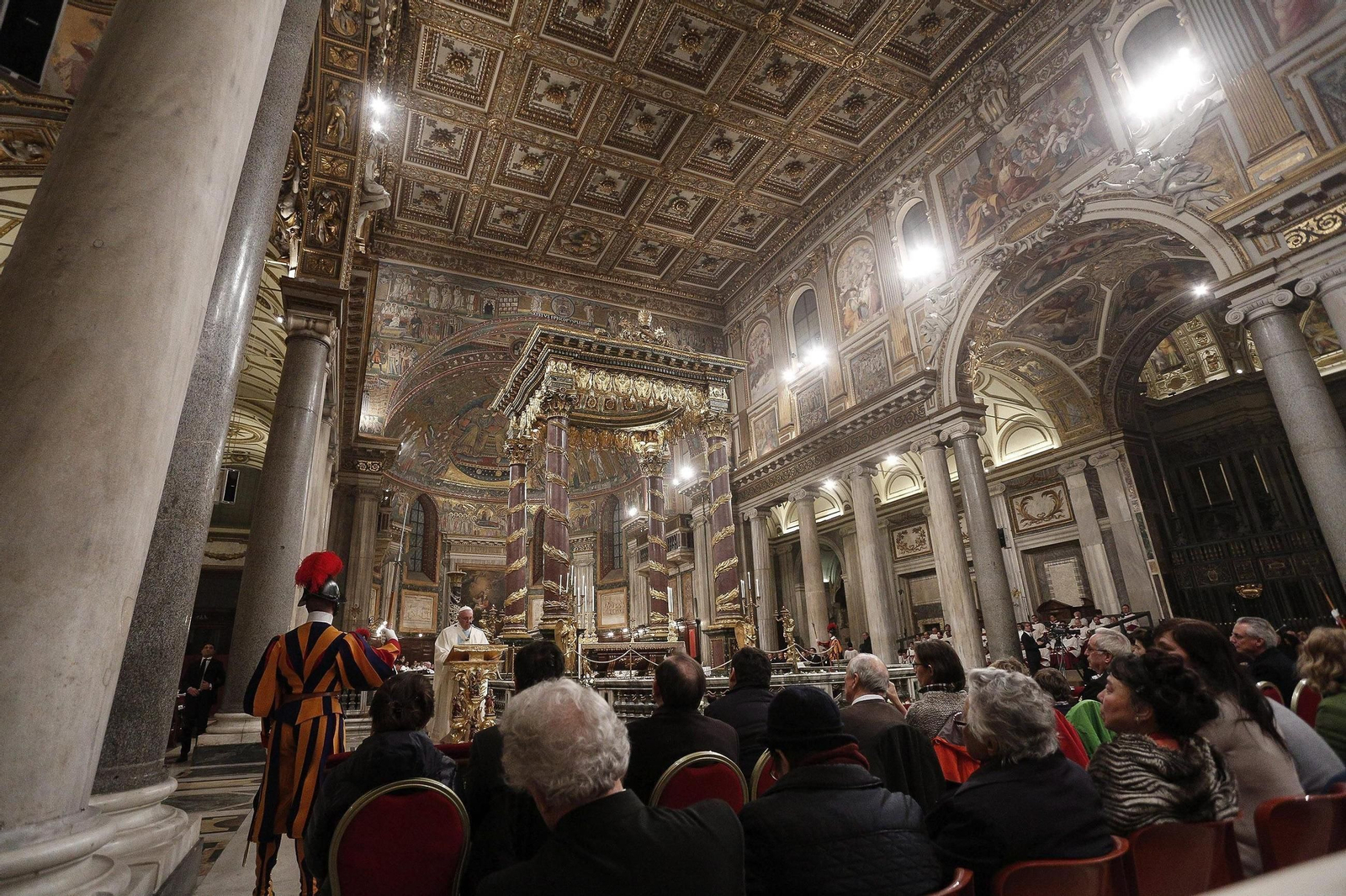 Fotos del ambiente en Roma tras la muerte del papa Francisco