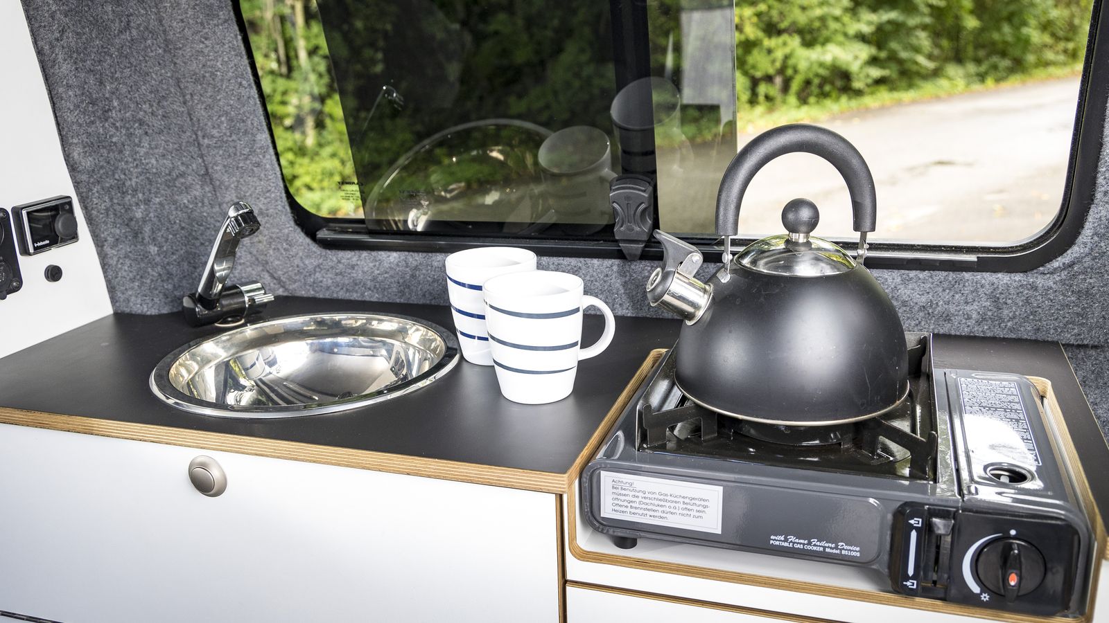 El módulo de cocina del Alpincamper Vivaro 4 integra un hornillo y un fregadero.