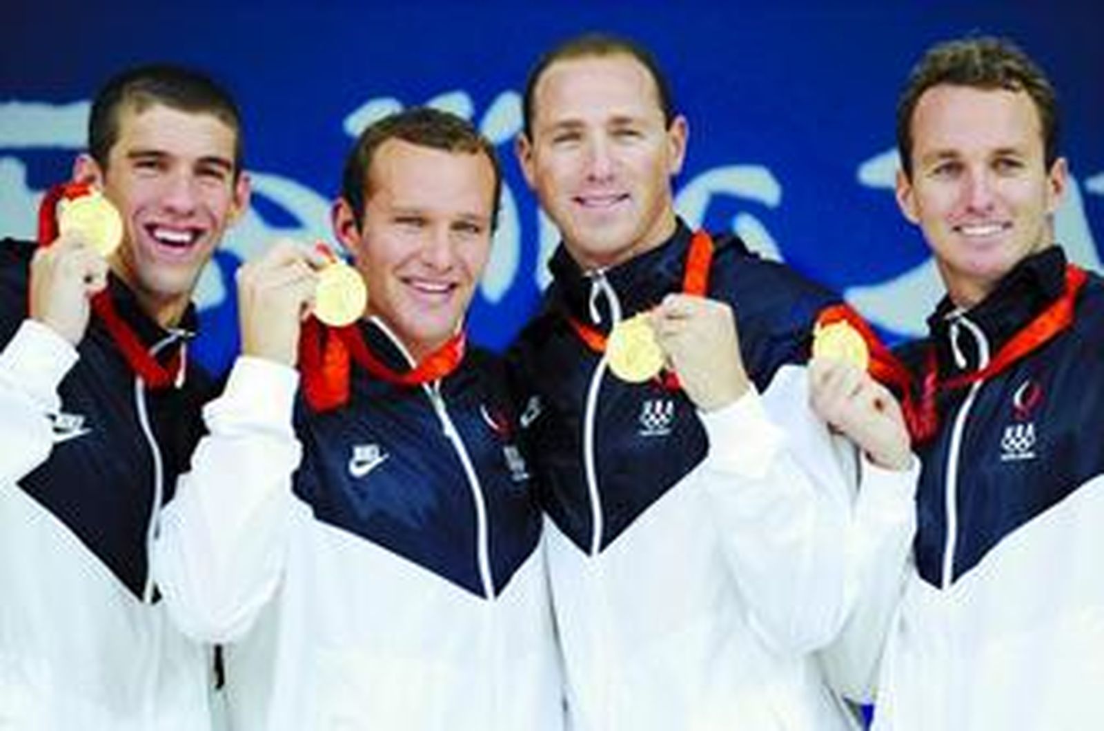 Michael Phelps muestra el oro junto a sus compañeros del relevo 4x100.
