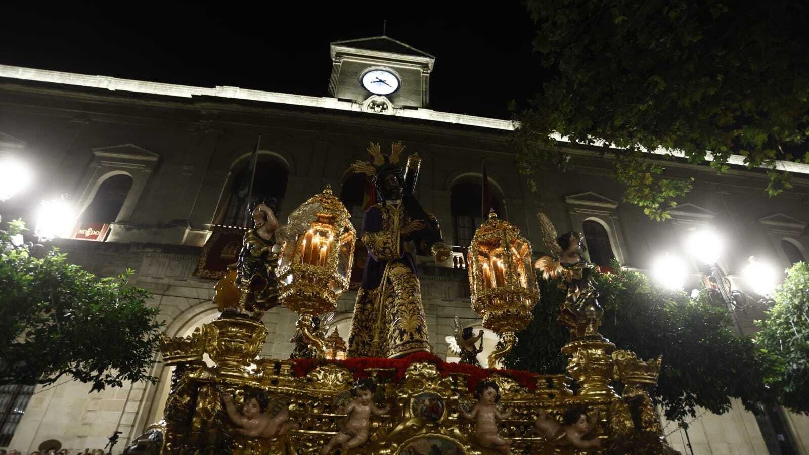 El Gran Poder frente a la fachada del Ayuntamiento