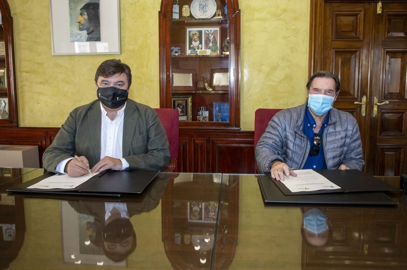 Un momento de la firma del convenio entre el Ayuntamiento y el Teléfono de la Espeeranza Un momento de la firma del convenio entre el Ayuntamiento y el Teléfono de la Espeeranza