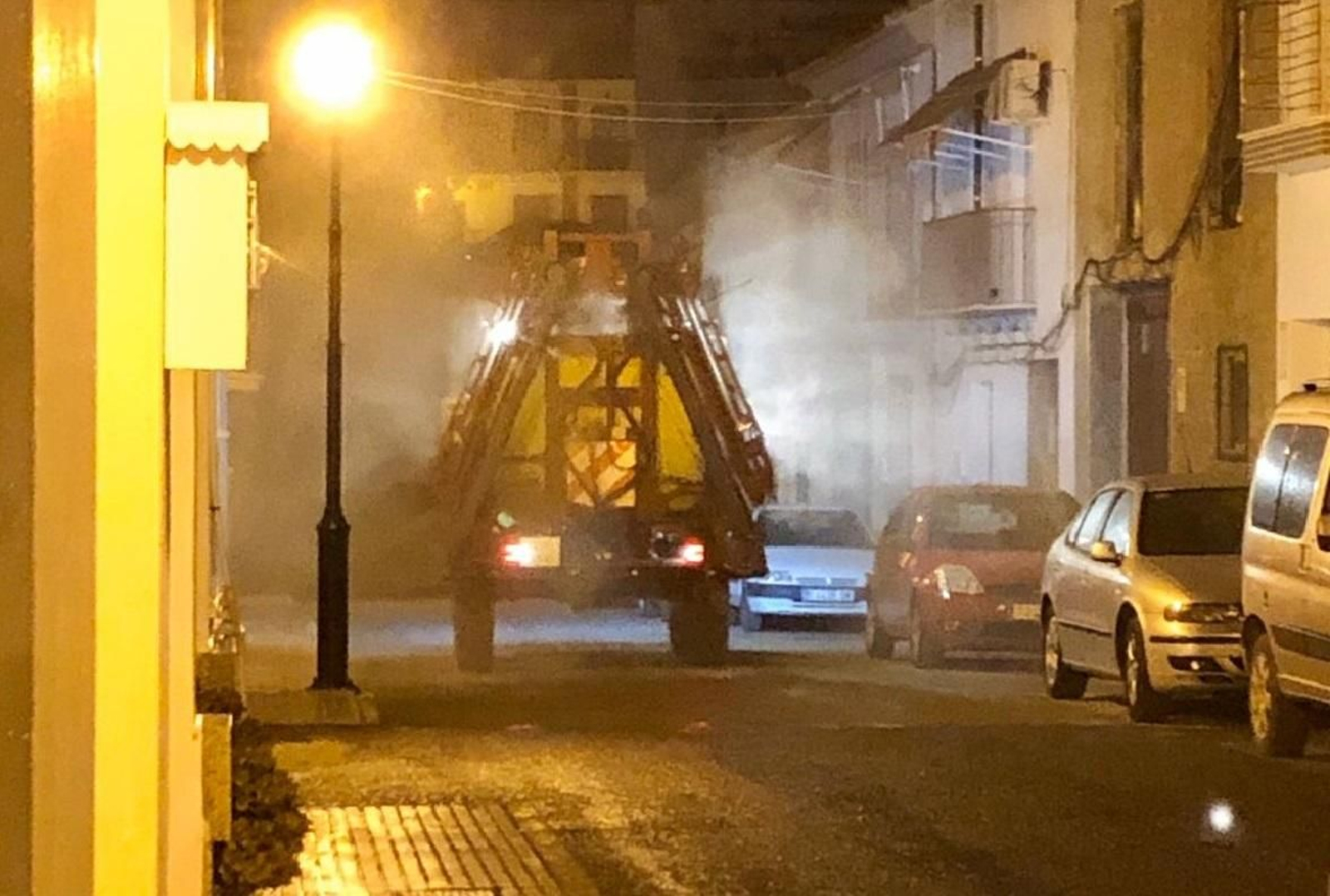Un tractor recorre las calles de Santaella durante las tareas de desinfección.