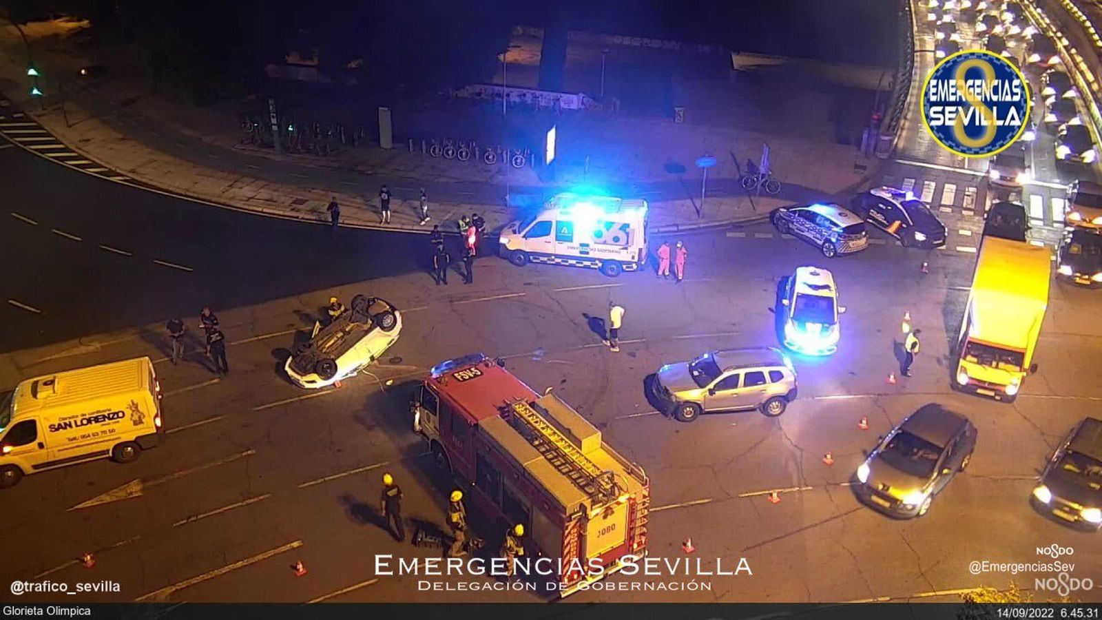 Herido un hombre en un accidente con vuelco en la Glorieta Olímpica