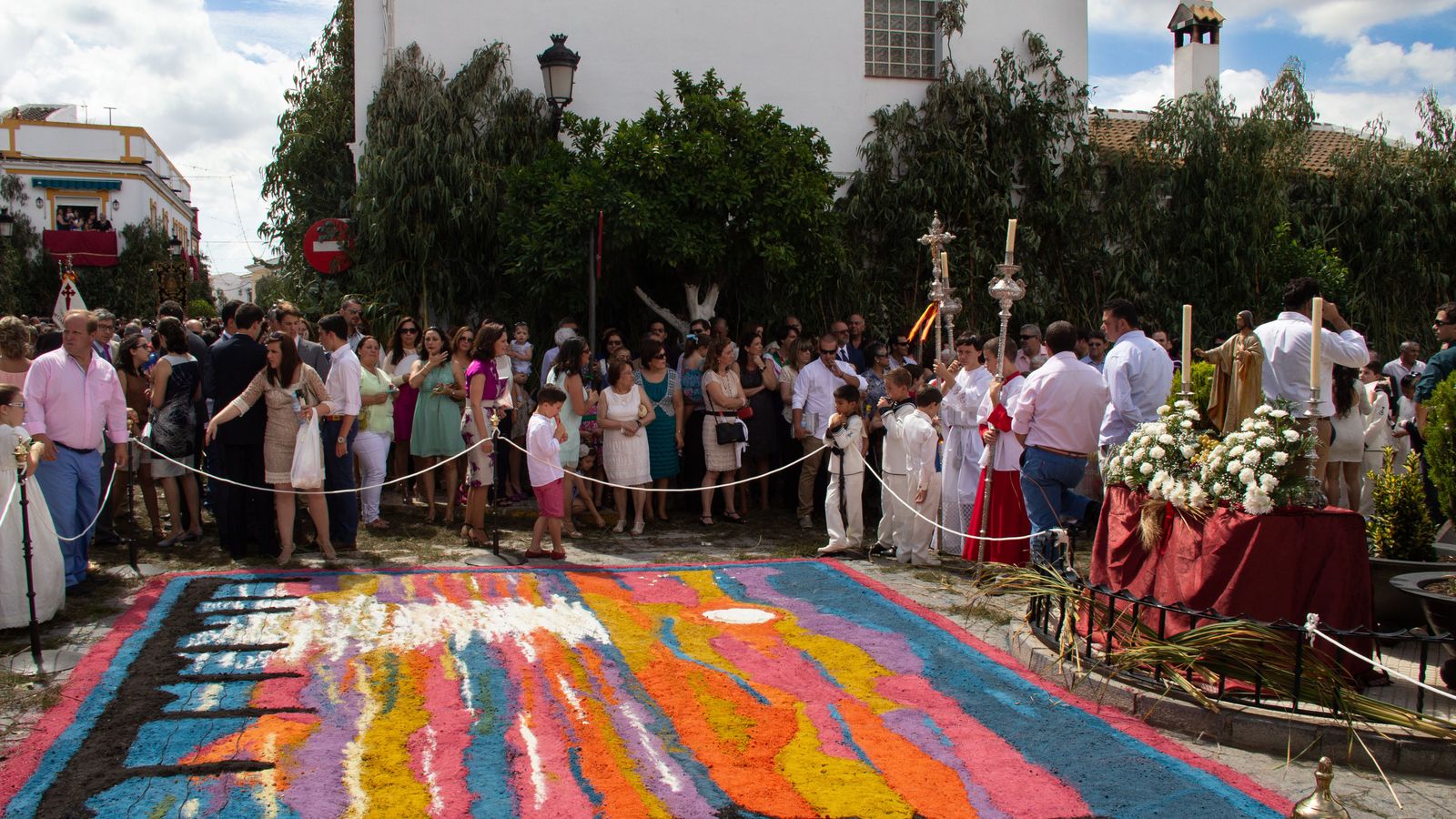 Todos los convecinos de Hinojos participan de la liturgia de preparar el jardín onírico que debe servir de alfombra a la Custodia.