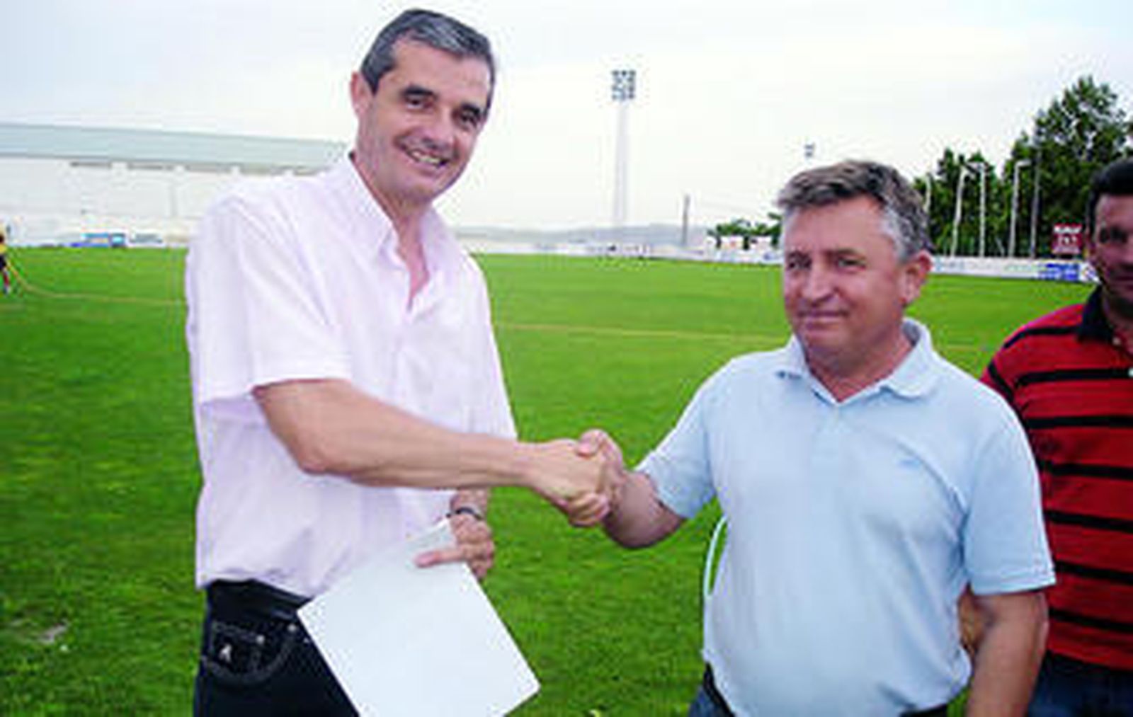 Curro Manzano (derecha) fue felicitado por Isidoro Gambín, delegado de Deportes de Arcos.