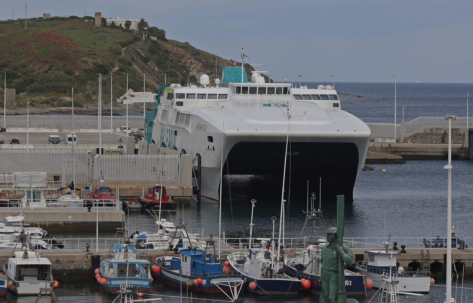 Así fue el primer viaje del 'Avemar Dos' entre Tarifa y Tánger con Baleària, en imágenes