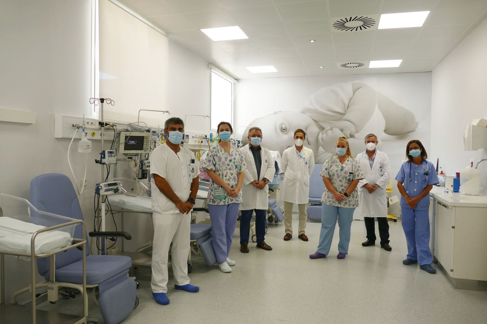 Parte de la dirección del centro y del equipo de neonatología en la nueva Unidad Neonatal.