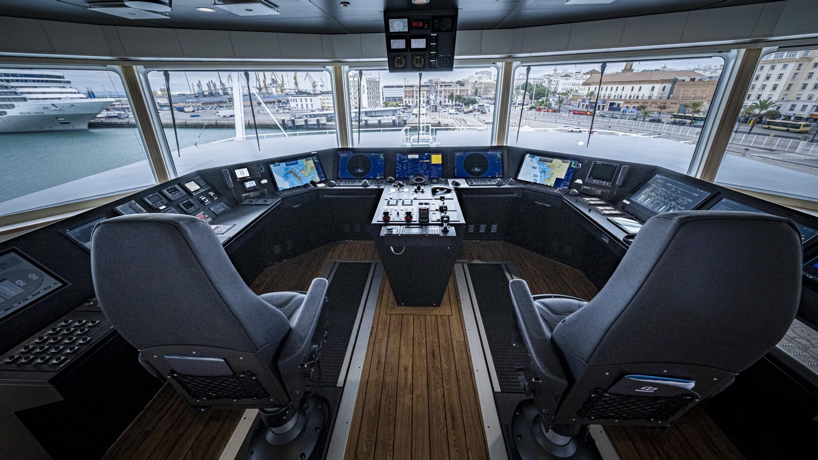 Las imágenes de la visita al buque oceanográfico del CSIC, 'Odon de Bien', amarrado en Cádiz