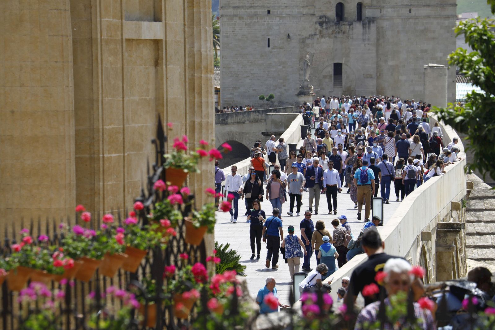 Turistas por el Puente Romano.