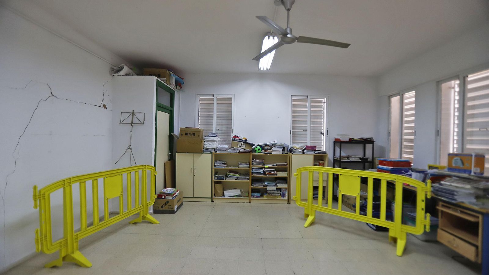 Una de las dos aulas superiores ya retiradas a la docencia con las vallas usadas en un primer momento  al aparecer las primeras griegas.