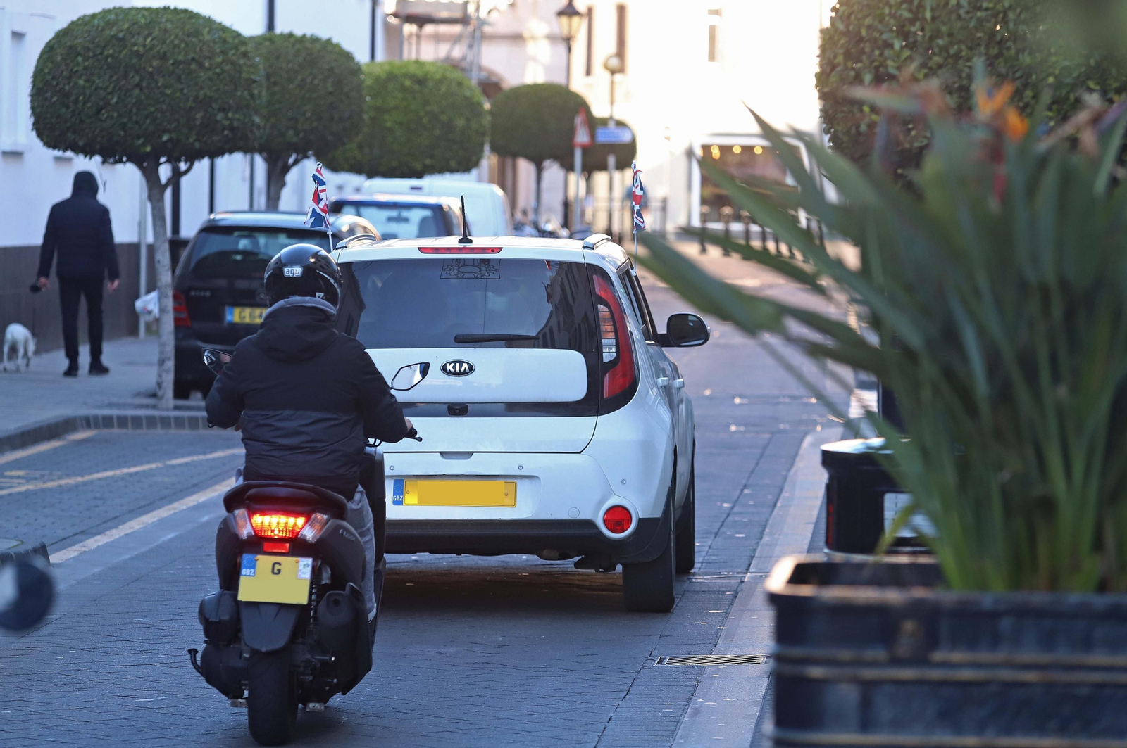 Un turismo y una moto circulan por Gibraltar.