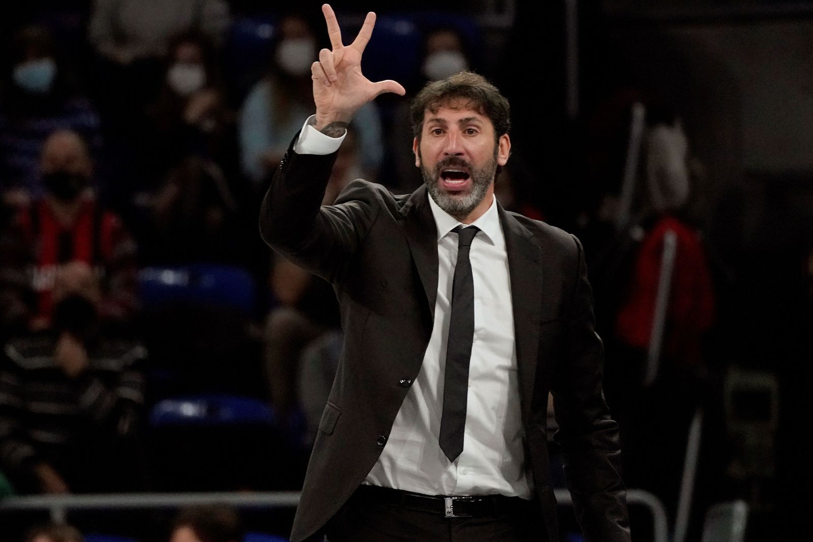 Álex Mumbrú marca jugada en un choque de esta temporada.