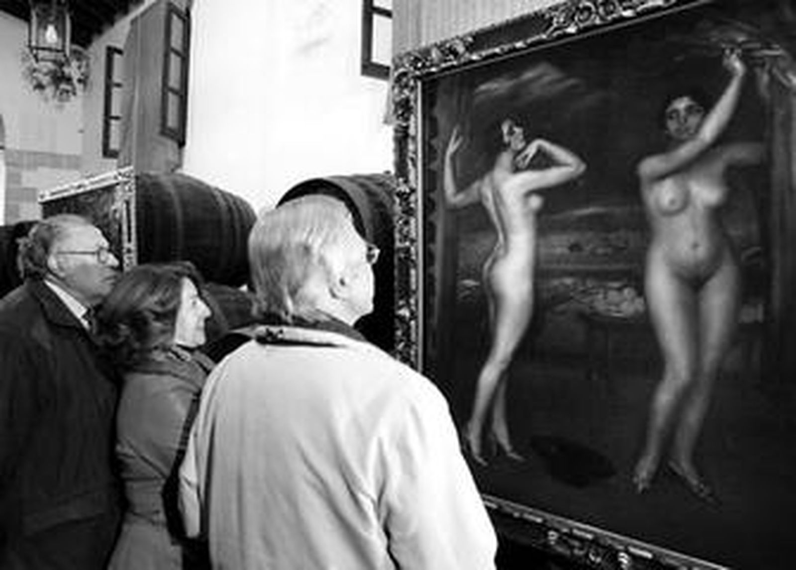 Un grupo de personas contemplando el cuadro 'La rivalidad'