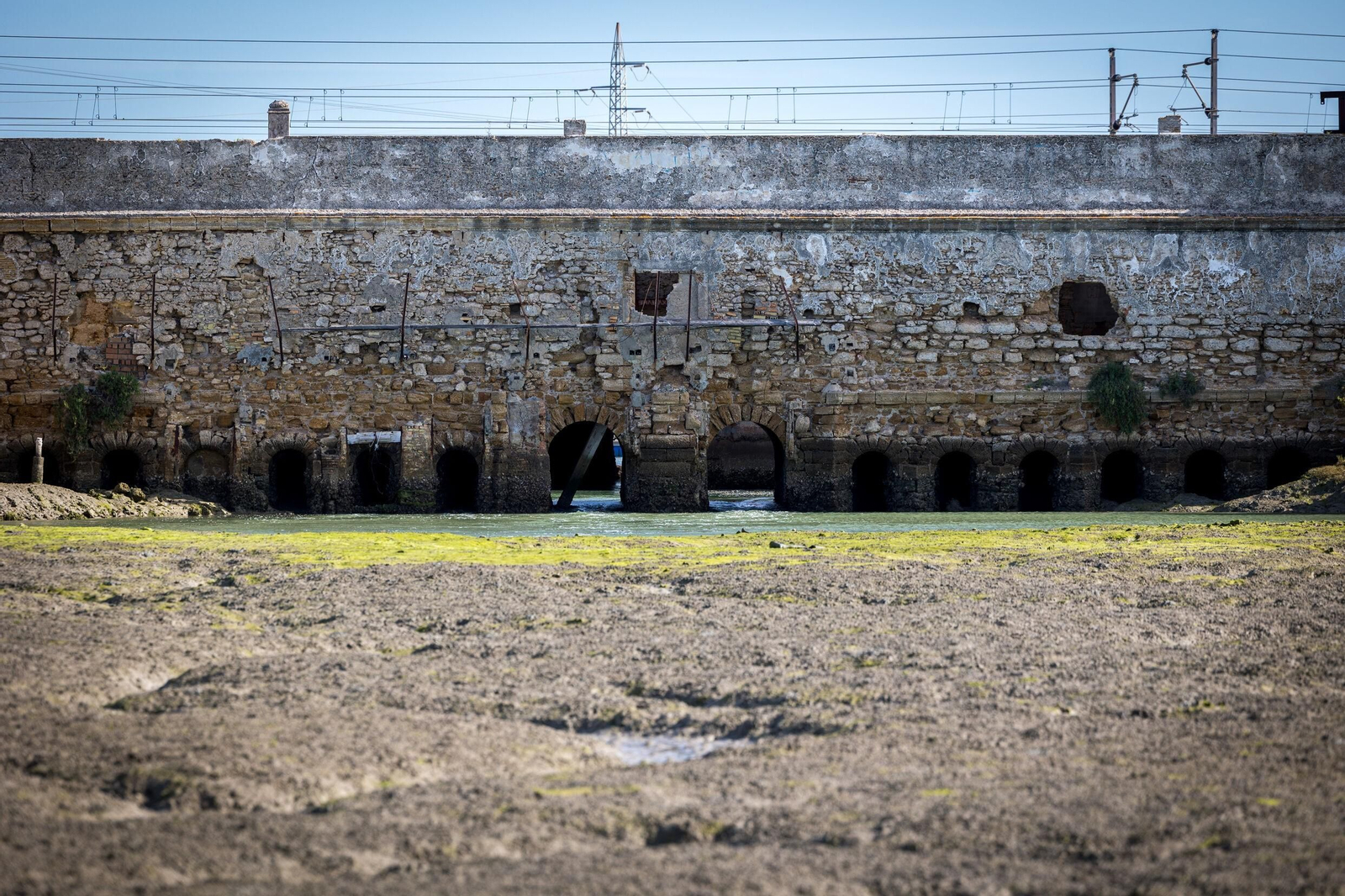 Imágenes del pésimo estado del molino de mareas de Cádiz