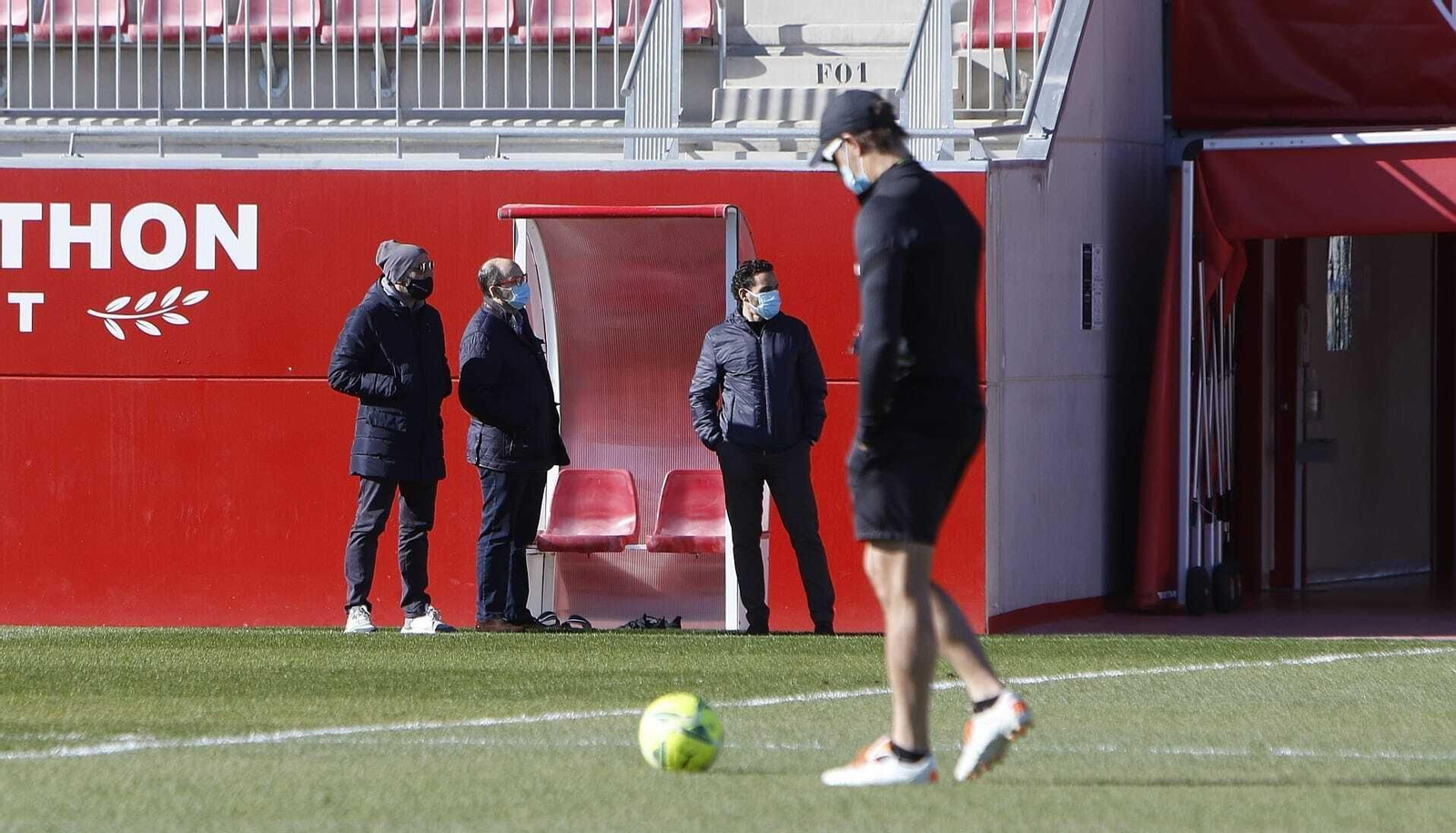 Lopetegui, pensativo, con Monchi, Castro y Del Nido Carrasco al fondo.