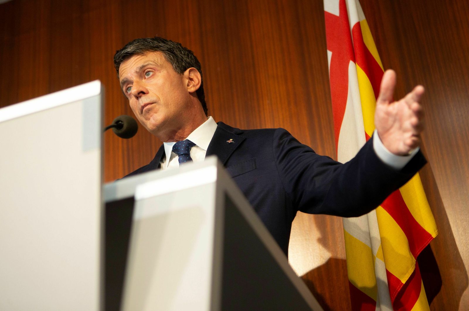 El ex primer ministro francés Manuel Valls y concejal del ayuntamiento de Barcelona, durante la rueda de prensa que ha ofrecido este miércoles en el consistorio barcelonés.