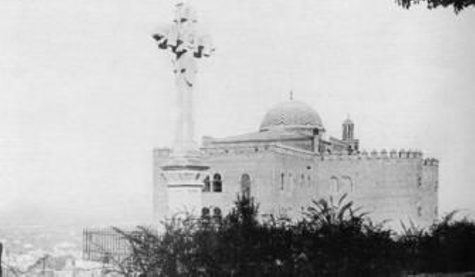 La Cruz de los Mártires o la Cruz Blanca dan silueta al paisaje de Granada desde sus emplazamientos respectivos. La Cruz del Veleta no pasó de ser un proyecto de quienes imaginaron que podría verse desde Marruecos.