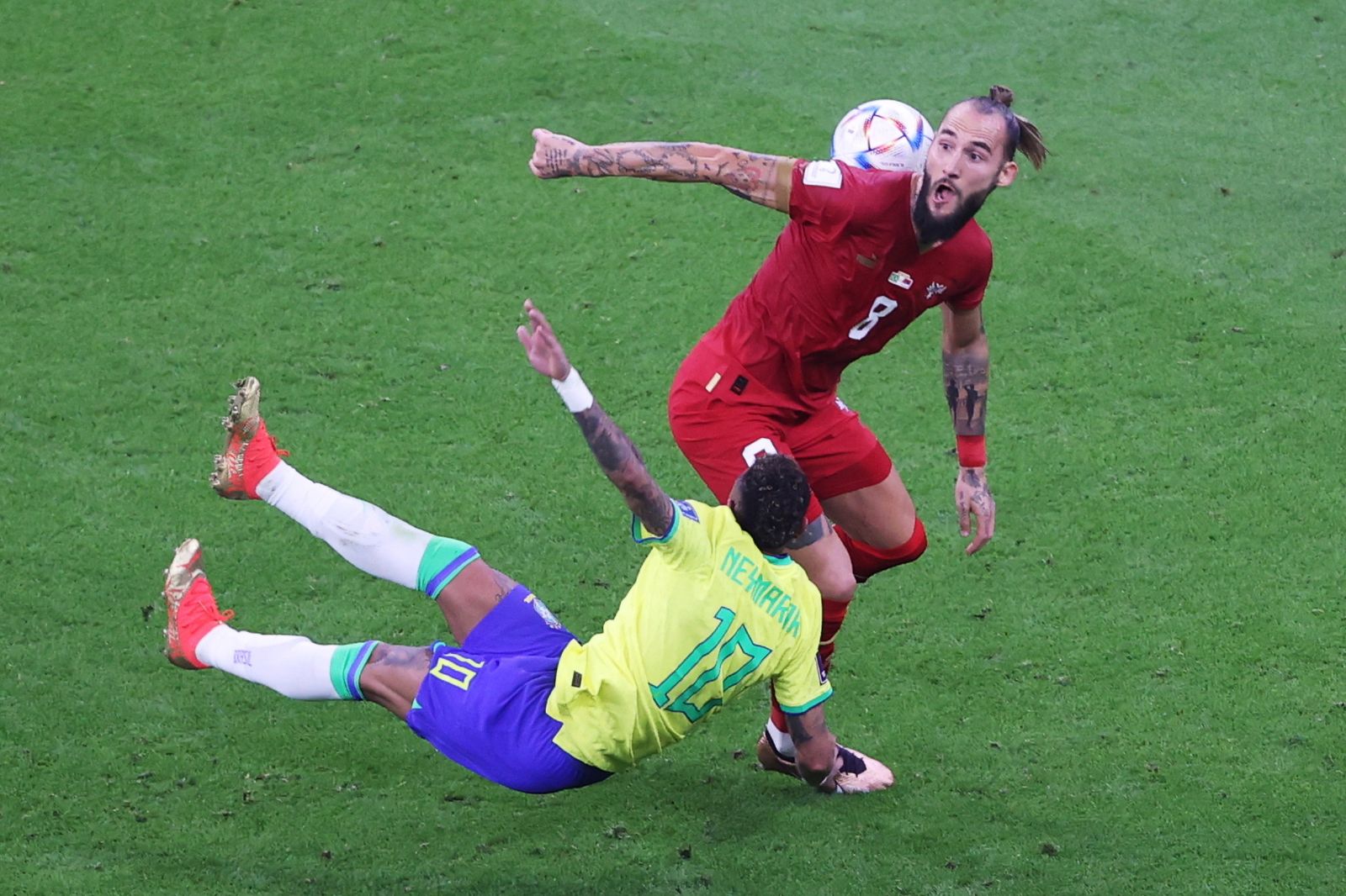 Nemanja Gudelj en una acción con Neymar en el partido entre Serbia y Brasil de la Copa del Mundo disputada en Catar.