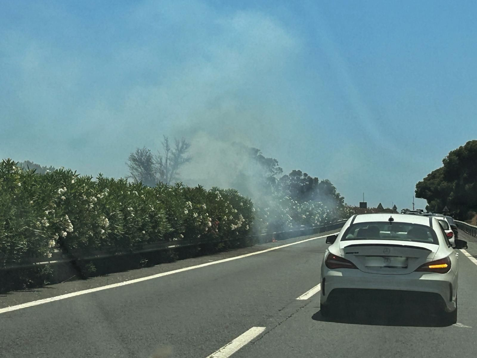 Fuego en la mediana de la A-497 este jueves.