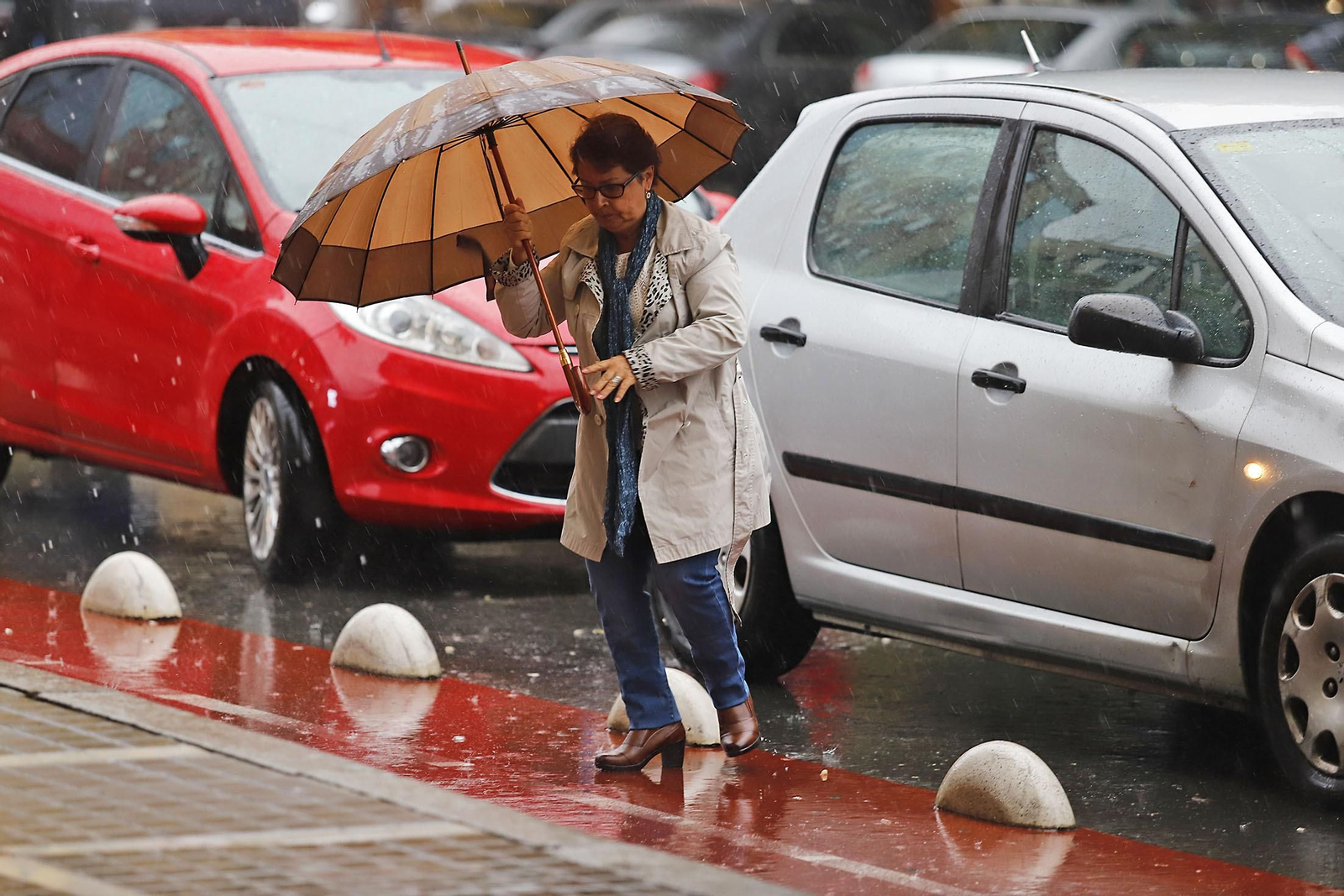 Imágenes de la mañana lluviosa de domingo en Huelva