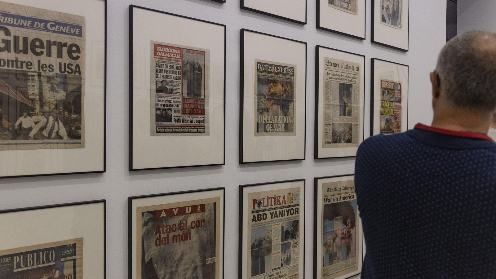 Las portadas del día después del 11-S, recogidas por Hans-Peter Feldmann.