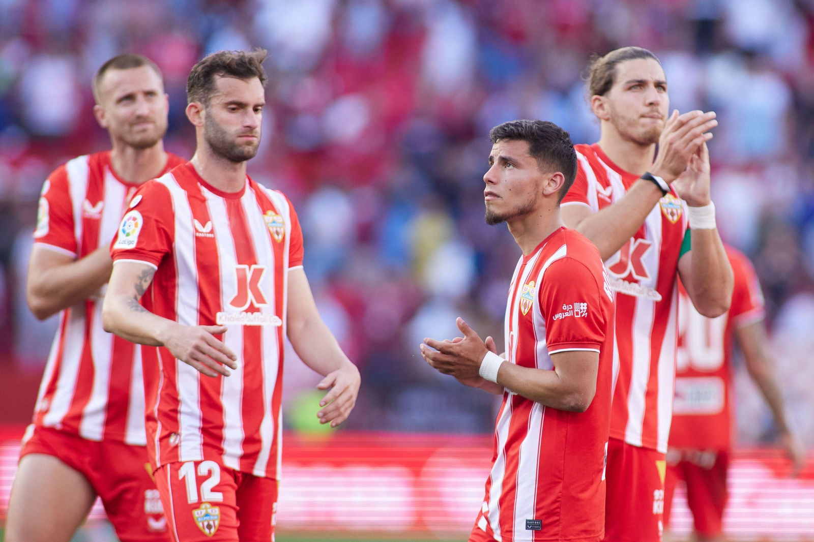 Robertone y Babic aplauden a los seguidores desplazados a Sevilla tras la derrota