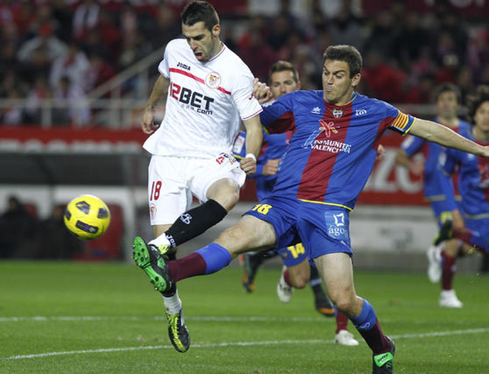Tres goles de Luis Fabiano devuelven la alegría a los de Nervión en Liga.

Foto: Antonio Pizarro