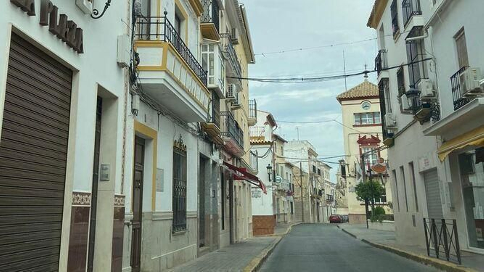Una calle de Casarche con los comercios cerrados.